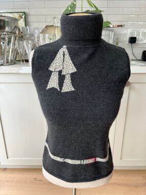 MaxMara 100% Cashmere Gray Turtleneck Sleeveless Sweater with bow & belt design
